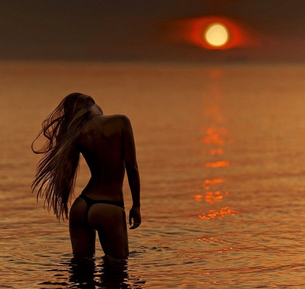 Девушка на закате у моря