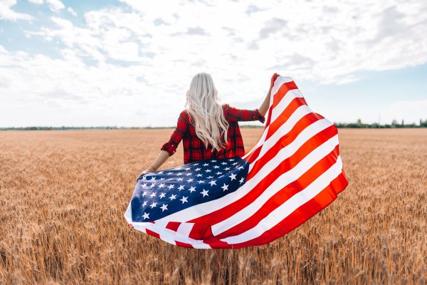 Девушка с флагом США
