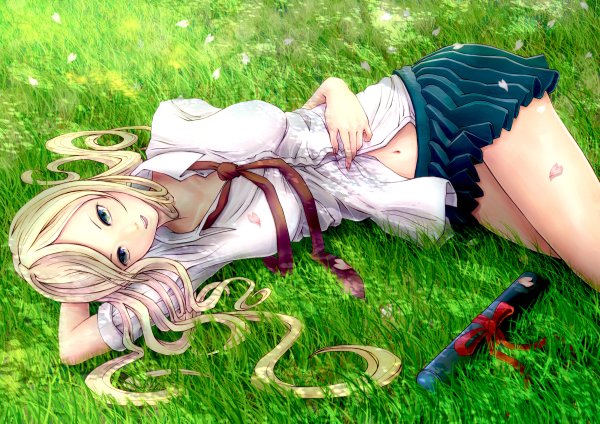 Аниме девочка лежит на траве