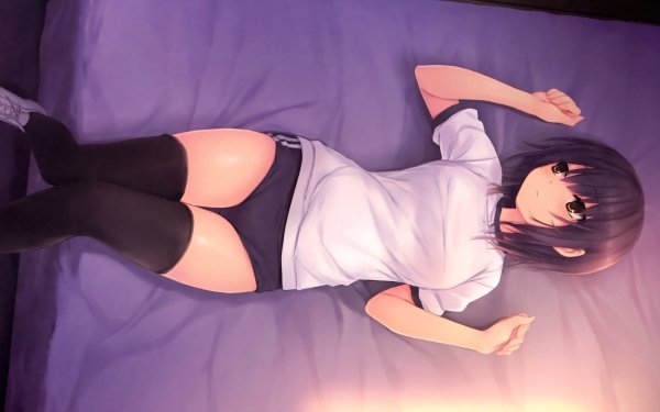 Девушка лежит на кровате аниме