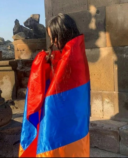 Девушка с даргинским флагом
