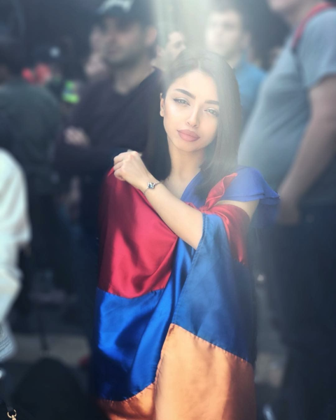 Девочка с армянским флагом