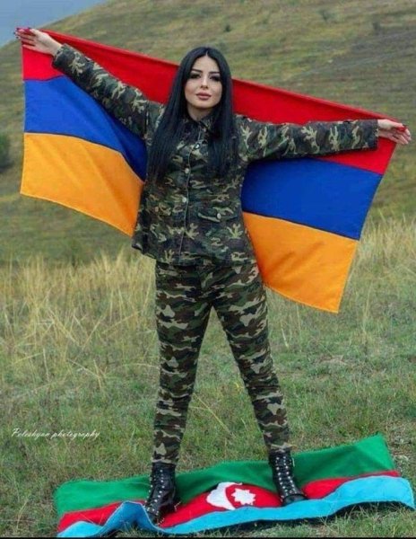 Армянские девушки в военной форме