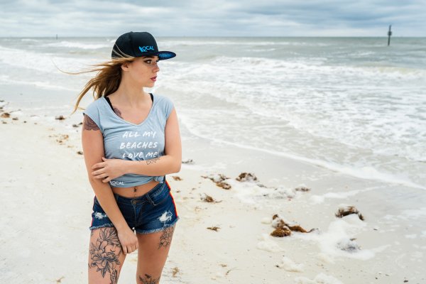 Девушка на пляже в кепке