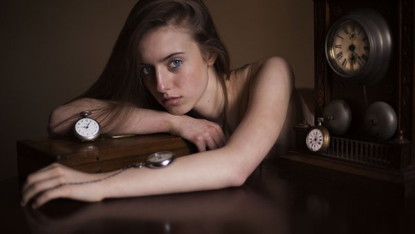 Девушка и часы