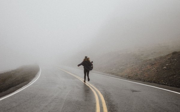Человек в тумане на дороге