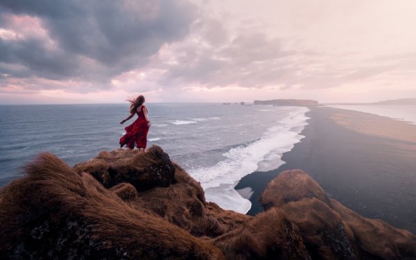 Девушка на скале у моря