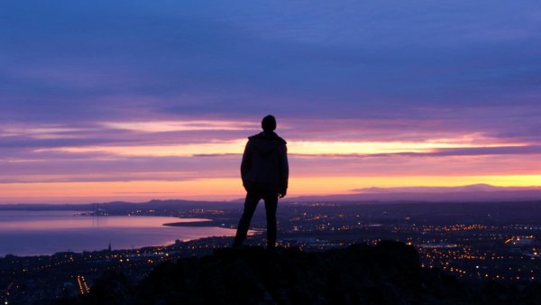 Человек стоящие на закате