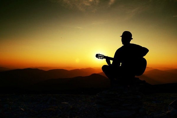Человек с гитарой на закате