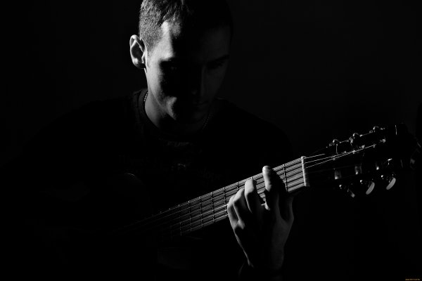 С гитарой в темноте
