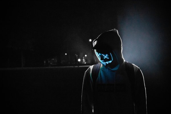 Человек в маске в темноте