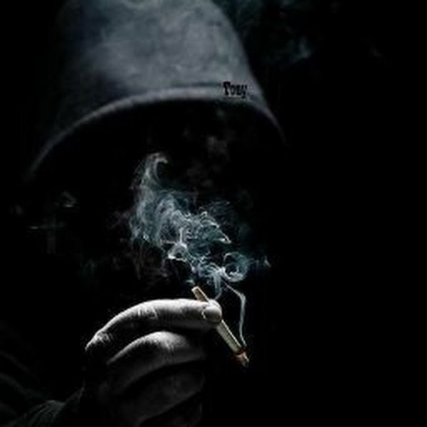 Курящий в темноте
