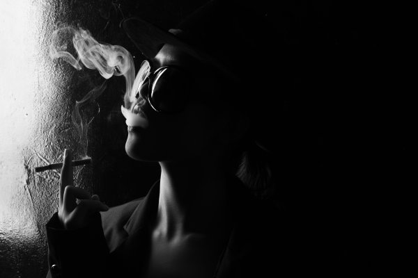 Курящая девушка