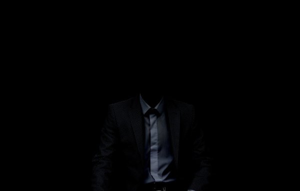 Человек в смокинге в темноте