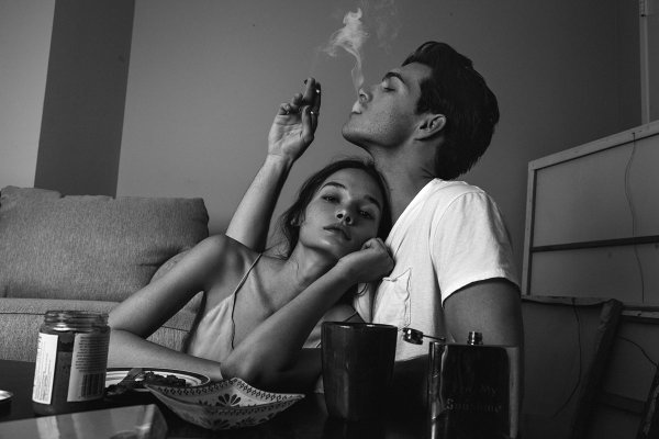 Мужчина и женщина с сигаретой