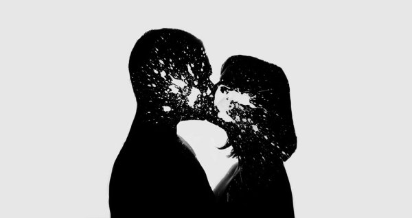 Поцелуй черно белое