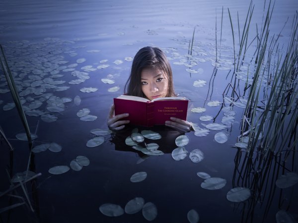 Девушка с книгой у воды