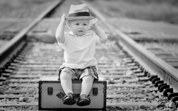 Мальчик на железной дороге