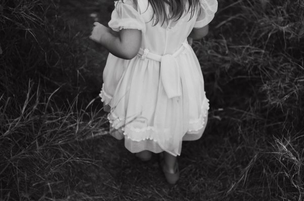 Черно белая фотография маленькой девочки
