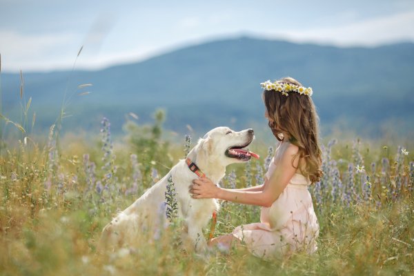 Девушка с собакой на природе