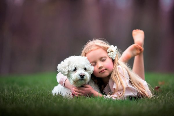 Девочка обнимает собаку