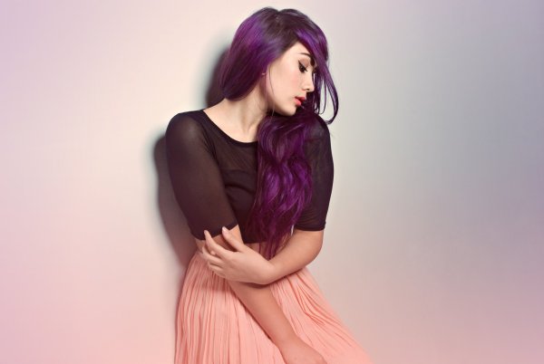 Обои девочка с фиолетовыми волосами