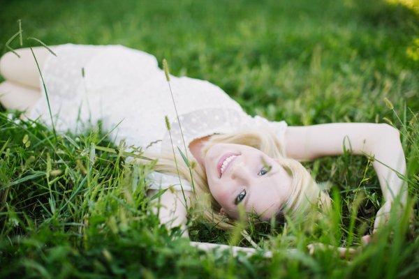 Красивые девушки лежат на траве