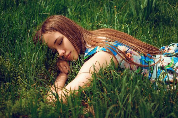 Девушка в траве