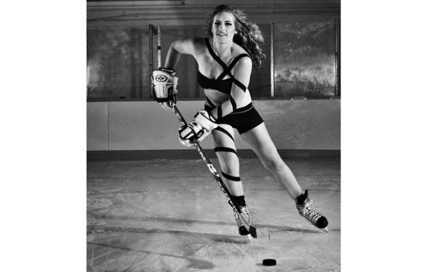 Девушка в хоккейной форме ню
