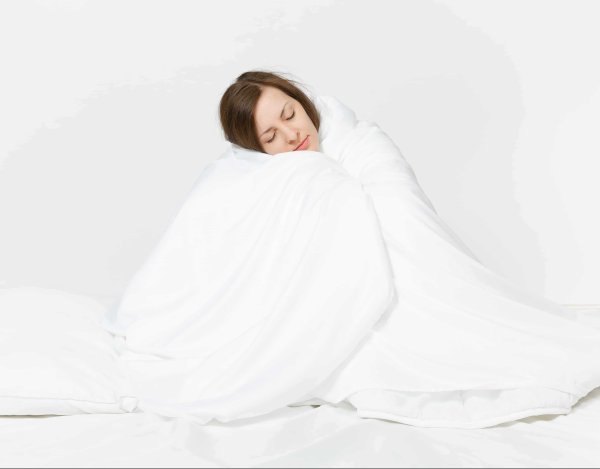 Женщина завернутая в одеяло