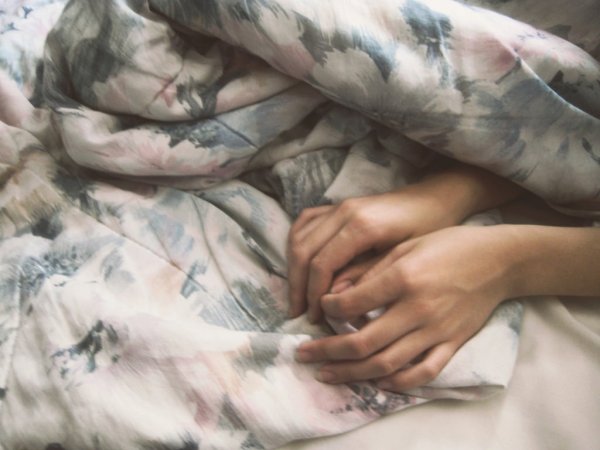 Девушка в одеяле