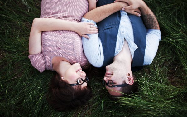 Парень и девушка лежат на траве