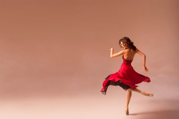 Танцующая девушка в платье