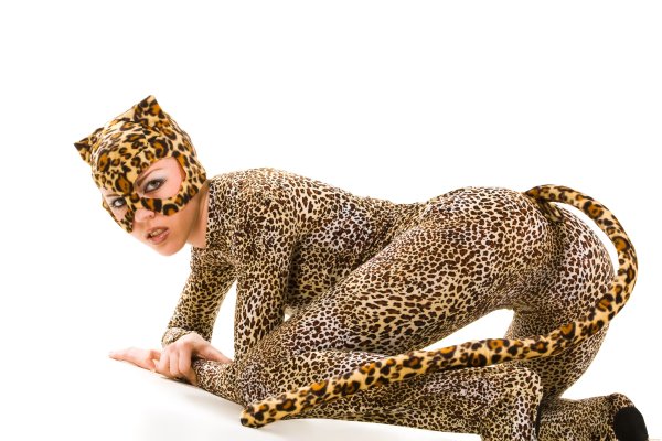 Девушка в леопардовом