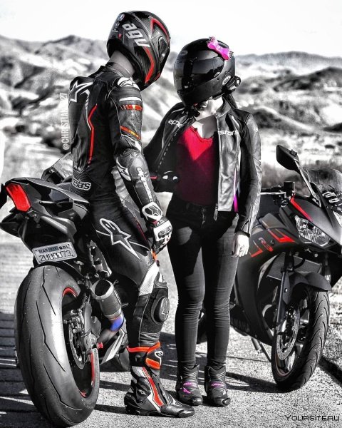 Парень и девушка мотоциклисты