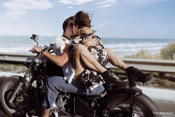 Мужчина и женщина на мотоцикле