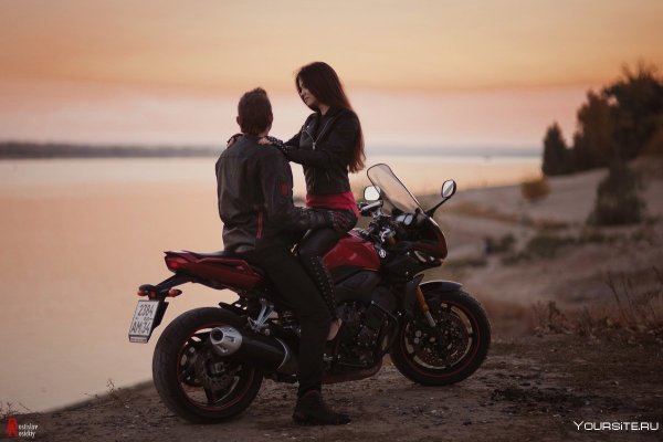 Девушка c парнем на мотоцикле