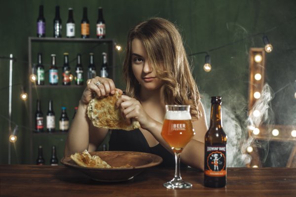 Девушка с пивом в баре