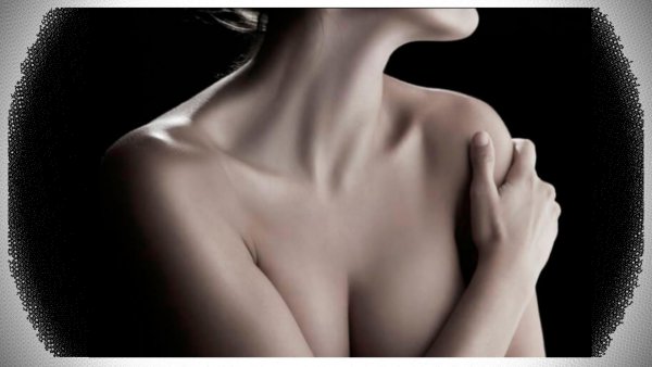 Женская грудь прикрытая рукой