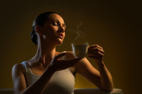 Девушка с кружкой кофе