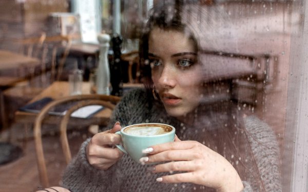 Девушка в кафе у окна