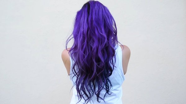 Обои девушка с фиолетовыми волосами
