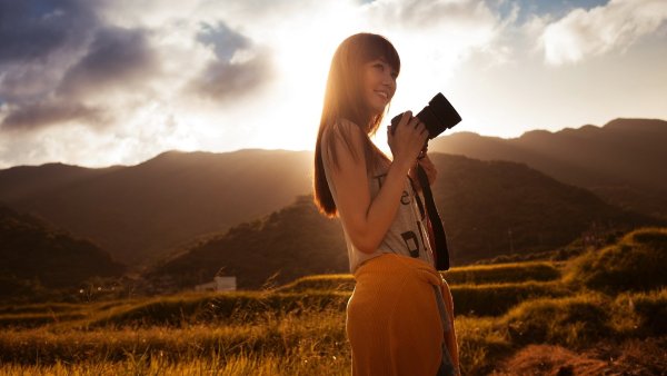 Девушка фотограф в горах