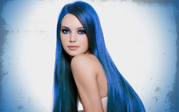 Глория Макфин с голубыми волосами