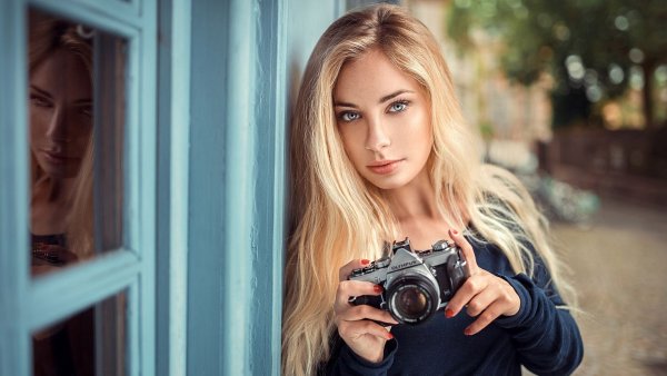 Девушка с фотоаппаратом