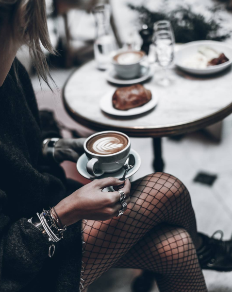Стильная девушка с кофе