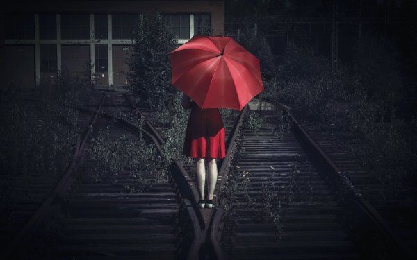 Девушка с красным зонтом сзади