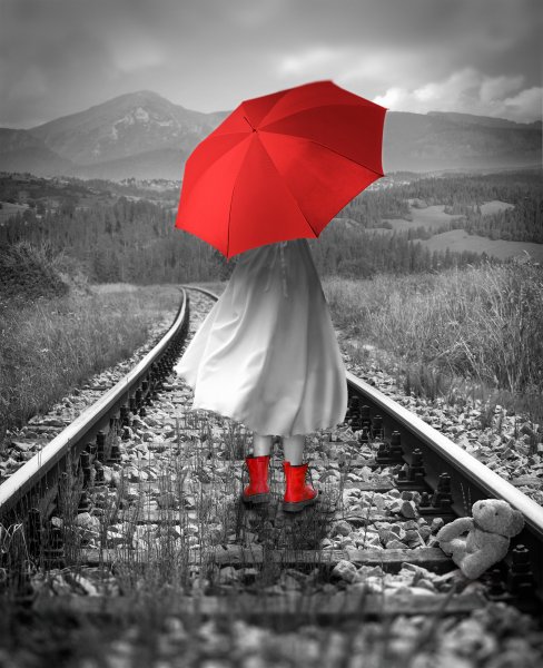 Девушка под красным зонтом