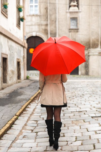 Красный зонт в гардеробе