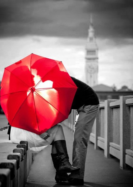 Фотосессия с красным зонтом